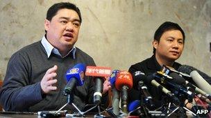 Wang Dan (R) and Wu'er Kaixi, leaders of the 1989 Tiananmen protests, give a press conference in Taipei, 27 Jan 2011