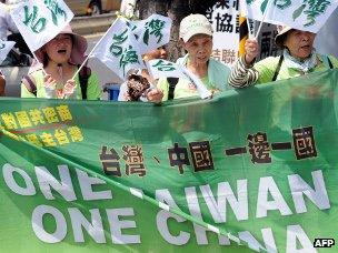 Anti-China demonstrators displays banners reading 'one Taiwan, one China ' during a protest outside the Straits Exchange Foundation in Taipei, 8 Aug 2012