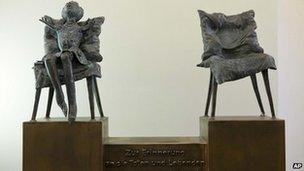 Bronze statue symbolizing a child born without limbs because of thalidomide