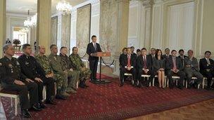 Juan Manuel Santos flanked by commanders of the Armed Forced and ministers on 4 September 2012