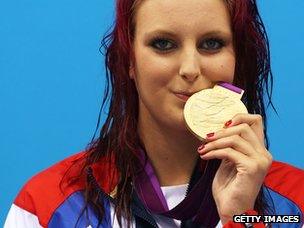 Jessica-Jane Applegate kisses her gold medal