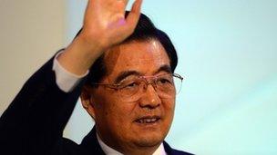 Chinese President Hu Jintao acknowledges applause from delegates after delivering his speech during the Apec summit