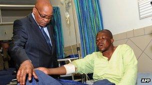 President Jacob Zuma talks to an injured miner in hospital on 18 August 2012