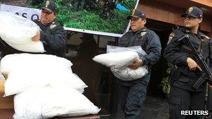 Police officers display confiscated cocaine packages before a presentation to the media at a police station in Lima, Peru (26 September 2012)