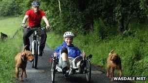 Joe Beaumont (centre) and twin brother John (L) and their two dogs