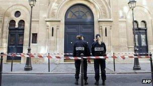 French police outside the Nazareth synagogue in Paris (7 Oct 2012)