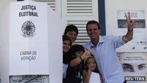 Eduardo Paes posing with his children