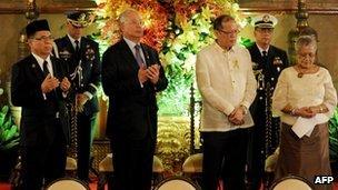 From left: MILF chief Murad Ebrahim, Malaysian Prime Minister Najib Razak, Philippine President Benigno Aquino and Philippine government peace negotiator Teresita Deles praying before the signing of the framework agreement in Manila, 16 October 2012