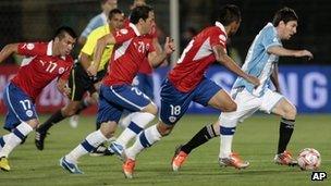 Messi followed by Chilean defenders, qualifying match for the 2014 World Cup, in Santiago