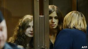 Maria Alyokhina, 24, and Nadezhda Tolokonnikova, 22, in court, 10 Oct 12