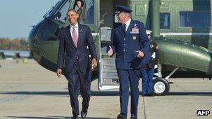 Barack Obama makes his way to board Air Force One 22 October 2012