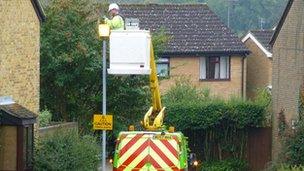 Scottish and Southern Electric fixing the street light in Horndean