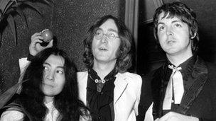 Paul McCartney (r) with Yoko Ono (l) and John Lennon in 1968