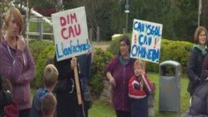 Rhieni yn protestio yn Llangefni ddydd Llun