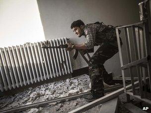 Rebel fighter takes cover in Aleppo (30 October 2012)