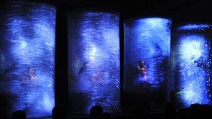 Glass cellists