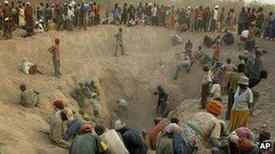 Groups of miners in the diamond fields in Marange (Archive photo)