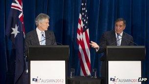 US Secretary of Defense Leon Panetta (R) and Australian Minister of Defense Stephen Smith in Perth, 14 November 2012