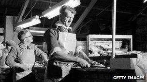 Gutting fish at Grimsby in 1953