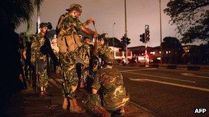 Sri Lankan soldiers outside Colombo's main prison