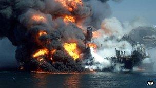 Deepwater Horizon oil rig burning