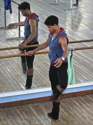 Carlos Acosta in training