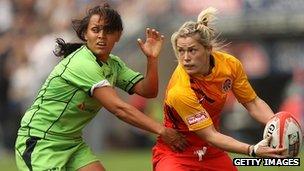 Rachael Burford of England (right) under pressure from Bo de la Cruz of Australia during the Women's Seven's Challenge Cup Final in Hong Kong this year