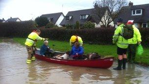 Achub dwy ddynes yn Llanelwy