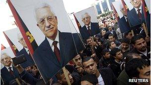 Palestinians rally in support Mahmoud Abbas's efforts to secure a UN status upgrade on 25/11/12 in Ramallah, West Bank