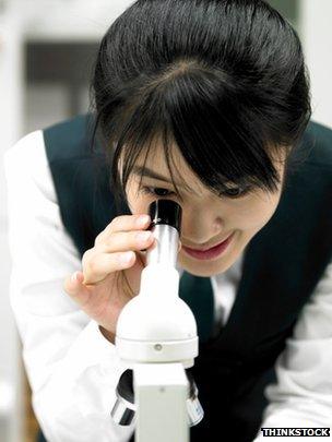 girl using microscope