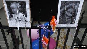 A makeshift memorial for Lucia and Leo Krim outside their home in New York City (28 Oct)