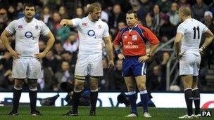 Nigel Owens yn y crys oren