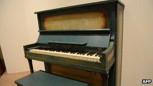 The piano used as the prop for the key flashback scene between Humphrey Bogart and Ingrid Bergman in the film Casablanca