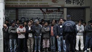 Police detain suspected illegal immigrants in Athens (21 November 2012)