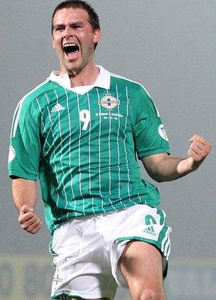 David Healy's late goal salvaged a home draw against Azerbaijan