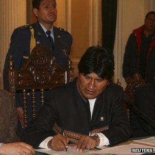 Evo Morales signing Iberdrola decree