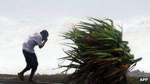 Man struggling against wind on Reunion, 3 Jan 13