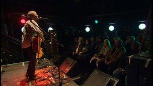 Steve Daggett performs at The Cluny