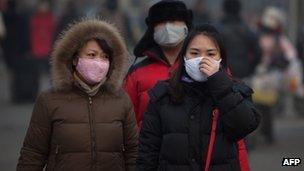 Women wearing face masks in Beijing (12 Jan 2013)