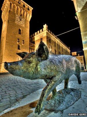 Pig statue in Castelnuovo Rangone