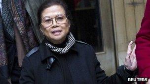 Vilma Bautista (C), the former secretary to former Philippine first lady Imelda Marcos, leaves Manhattan Criminal Court in New York (18 Dec 2012)