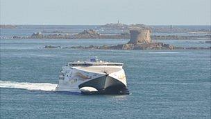 Condor Vitesse passing in front of Brehon Tower