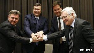 From left to right: Ukrainian Energy Minister Eduard Stavyts'ky, Ukrainian President Viktor Yanukovych, Dutch Prime Minister Mark Rutte and Shell's CEO Peter Voser shake hands after the deal in Davos. Photo: 24 January 2013