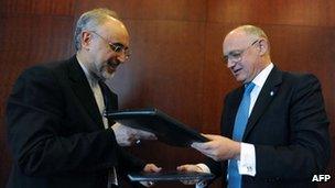 Iranian Foreign Minister Ali Akbar Salehi (l) and Argentine Foreign Minister Hector Timerman (r) exchange documents