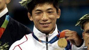 Masato Uchishiba receives his gold medal in Athens (Aug 2004)