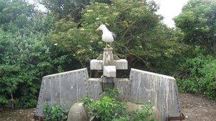 Gull on Marconi memorial