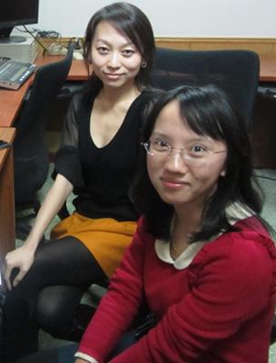 Huang Yuanyuan (front right) and a fellow "leftover" colleague, Wang Tingting, at their radio station in Beijing