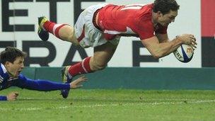 George North yn sgorio i Gymru