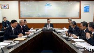 This handout photo released by the presidential Blue House on 12 February 2013 shows South Korean President Lee Myung-Bak (C) presiding over an emergency meeting