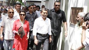 Mohamed Nasheed walking to embassy, 13 February 2013